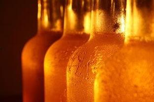 群众吃瓜撒啤酒图片,群众吃瓜撒啤酒，欢乐氛围浓烈