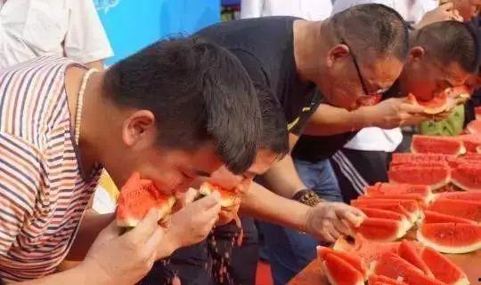 吃瓜群众参加聚会,共享欢乐时光